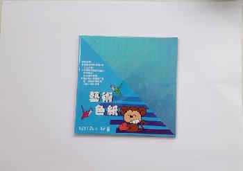 Papel de origem chinesa 12x12 cm na cor azul, pacote com 12 folhas .conforme o angulo da luz no papel pode variar a cor deixando mais escuro ou claro e tendo um efeito fruta cor 