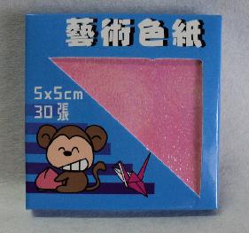 Papel de origem chinesa 5x5 cm na cor rosa, pacote com 30 folhas .conforme o angulo da luz no papel pode variar a cor deixando mais escuro ou claro e tendo um efeito fruta cor 