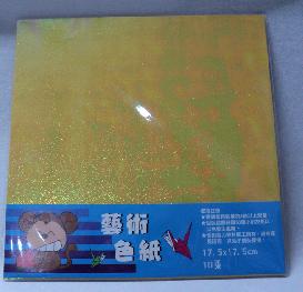 Papel de origem chinesa 17.5x17.5 cm na cor dourada, pacote com 10 folhas .conforme o angulo da luz no papel pode variar a cor deixando mais escuro ou claro e tendo um efeito fruta cor 
