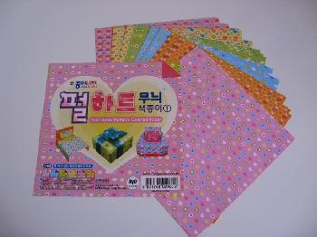 Papel para origami 15x15 com 6 cores estampadas de cora��o de uma  face e lisa de outra no total contendo 20 folhas